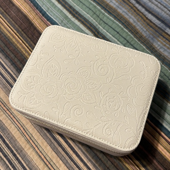 NEW Pandora Jewelry Box - Picture 2 of 5